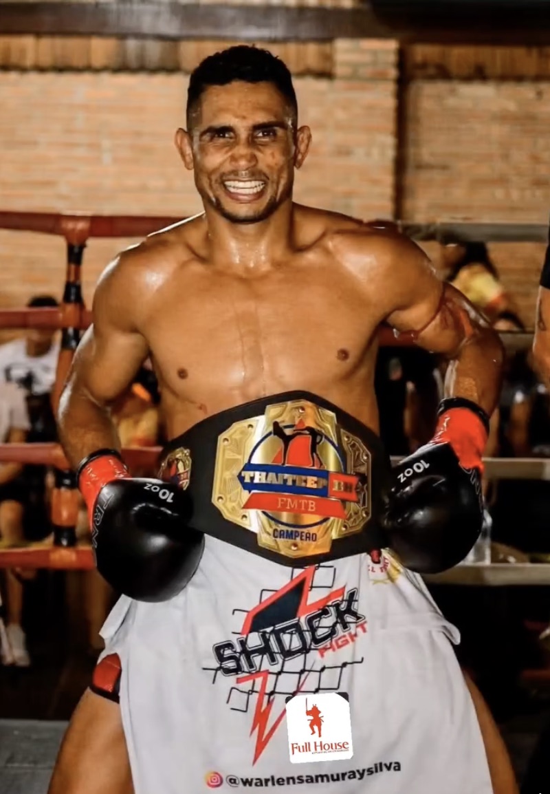 Warlen Samuray sorrindo com o cinturão de campeão de Muay Thai